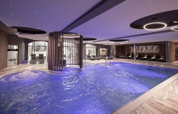 Hotel Almesberger Wellnessurlaub Indoorpool Entspannung