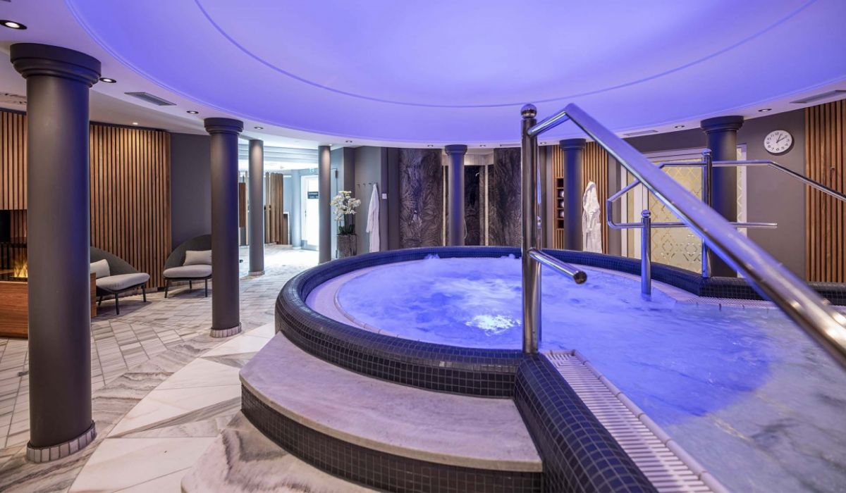 Hotel Almesberger Wellnessurlaub Whirlpool indoor